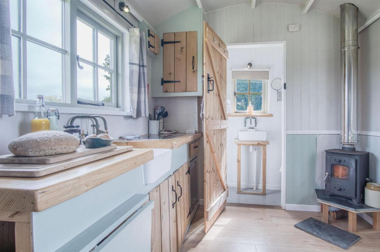 Haven View - 1 Bedroom Shepherds Hut - St Ishmaels Saint Ishmaels  Екстер'єр фото