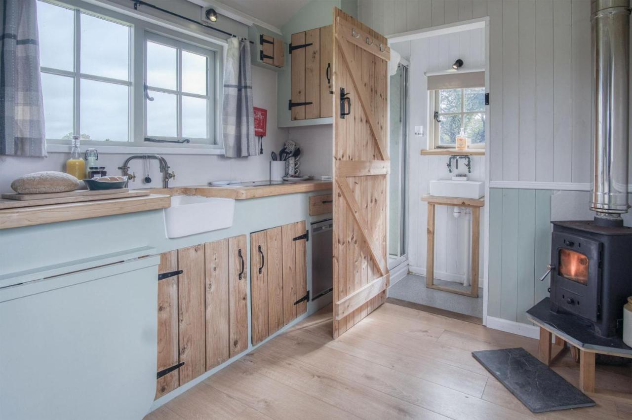 Haven View - 1 Bedroom Shepherds Hut - St Ishmaels Saint Ishmaels  Екстер'єр фото